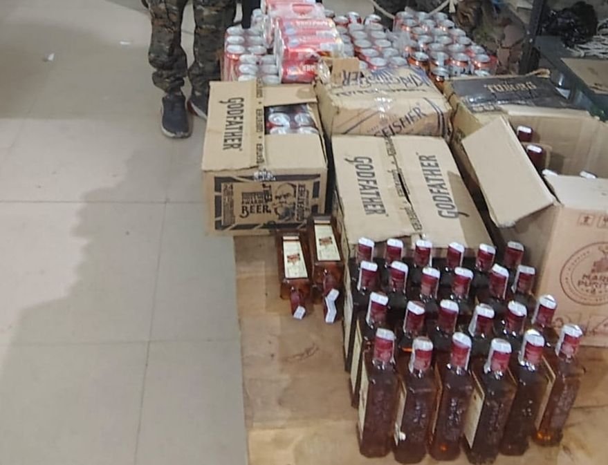 गया में शराब तस्करी का भंडाफोड़, सात गिरफ्तार, दो टेंपो और कार भी जब्त, झारखंड निर्मित देसी विदेशी शराब भी बरामद 2 image editor output image 844626611 17862879290818307668644389049015 गया में शराब तस्करी का भंडाफोड़, सात गिरफ्तार, दो टेंपो और कार भी जब्त, झारखंड निर्मित देसी विदेशी शराब भी बरामद