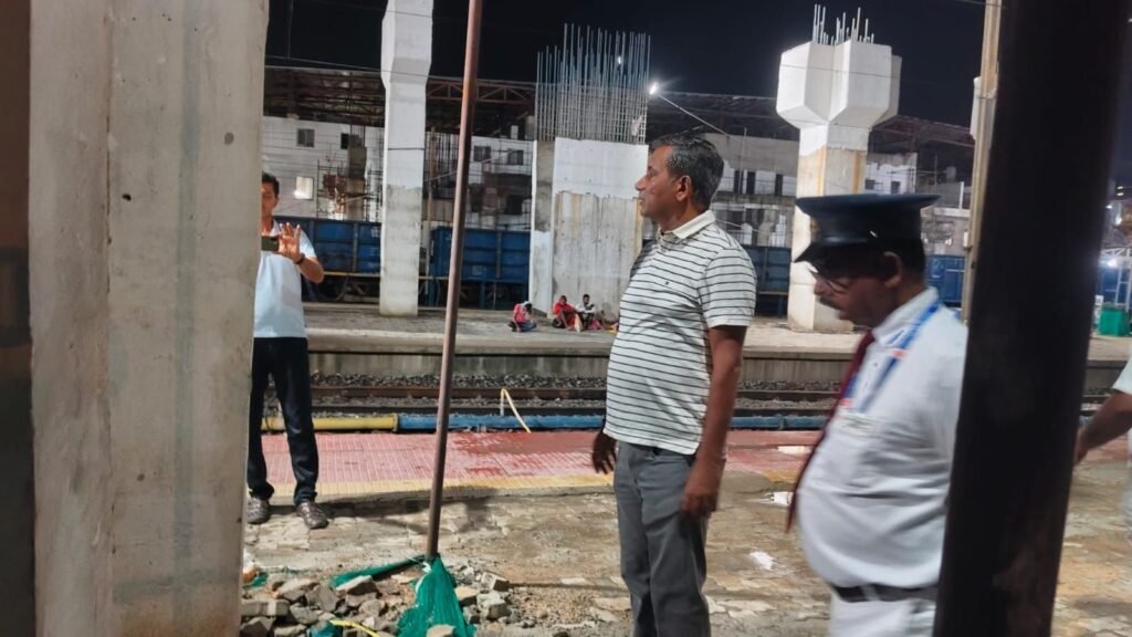 image editor output image 894286524 17862065034745956417961978476741 अचानक गया जंक्शन पहुंचे डीआरएम उदय सिंह मीना, यात्री सुविधाओं का लिया जायजा