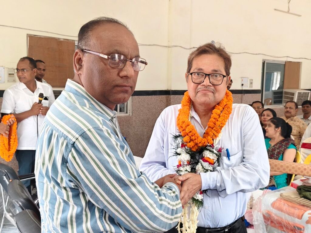 image editor output image1829268926 17856750338121287375530045272009 गया जंक्शन के बुकिंग सुपरवाइजर अख्तर हुसैन को भावभीनी विदाई, 23 साल की निष्कलंक सेवा की सराहना