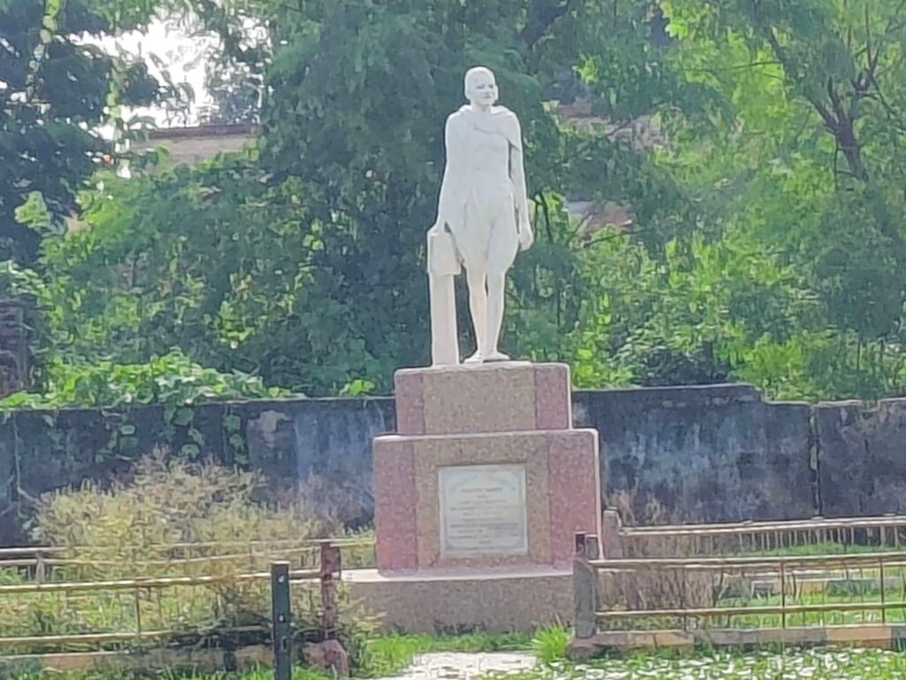 जलजमाव के बीच खड़े हैं बापू, देखने वाला कोई नहीं, आजादी की पूर्व संध्या पर गांधी मंडप की बदहाली, रेलवे की उपेक्षित विरासत 1 image editor output image2136639609 17867055415124128897524949425645 जलजमाव के बीच खड़े हैं बापू, देखने वाला कोई नहीं, आजादी की पूर्व संध्या पर गांधी मंडप की बदहाली, रेलवे की उपेक्षित विरासत