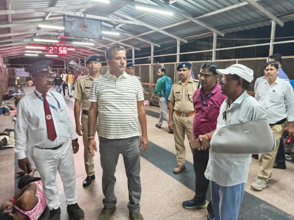 img 20260808 wa00503222713729934371818 अचानक गया जंक्शन पहुंचे डीआरएम उदय सिंह मीना, यात्री सुविधाओं का लिया जायजा